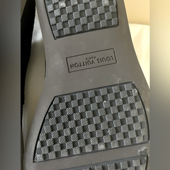 LOUIS VUITTON - Suede LV Sneaker - SIZE 9 - Picture 9 of 11